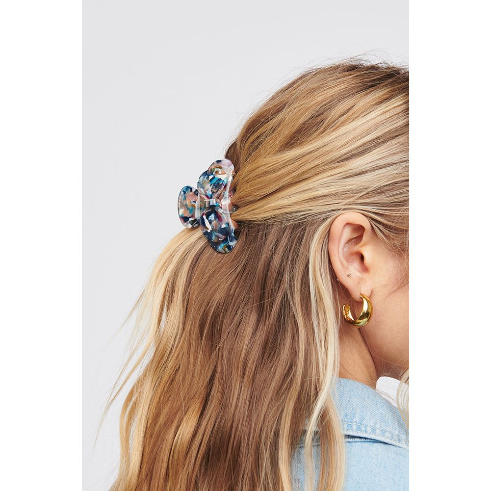 Woman wearing Blue Multi Urban Expressions Bow Tie Hair Claw Hair Claw 818209013482 View 2 | Blue Multi