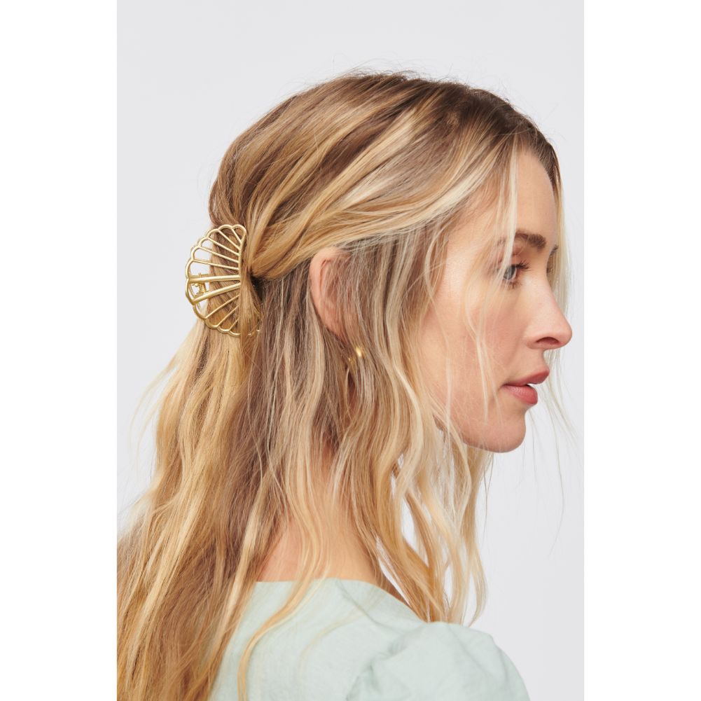 Woman wearing Matte Gold Urban Expressions Clam Seashell Metal Claw Hair Claw 818209014137 View 1 | Matte Gold