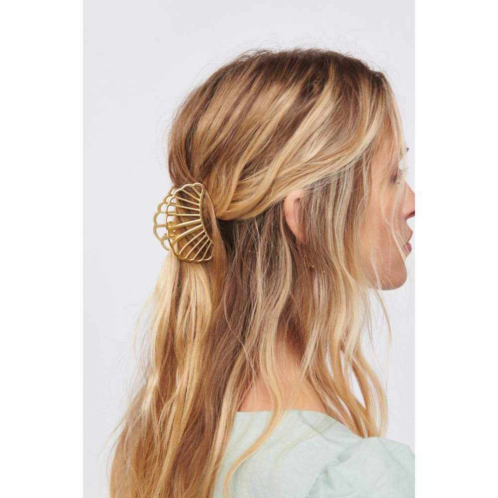 Woman wearing Matte Gold Urban Expressions Clam Seashell Metal Claw Hair Claw 818209014137 View 2 | Matte Gold