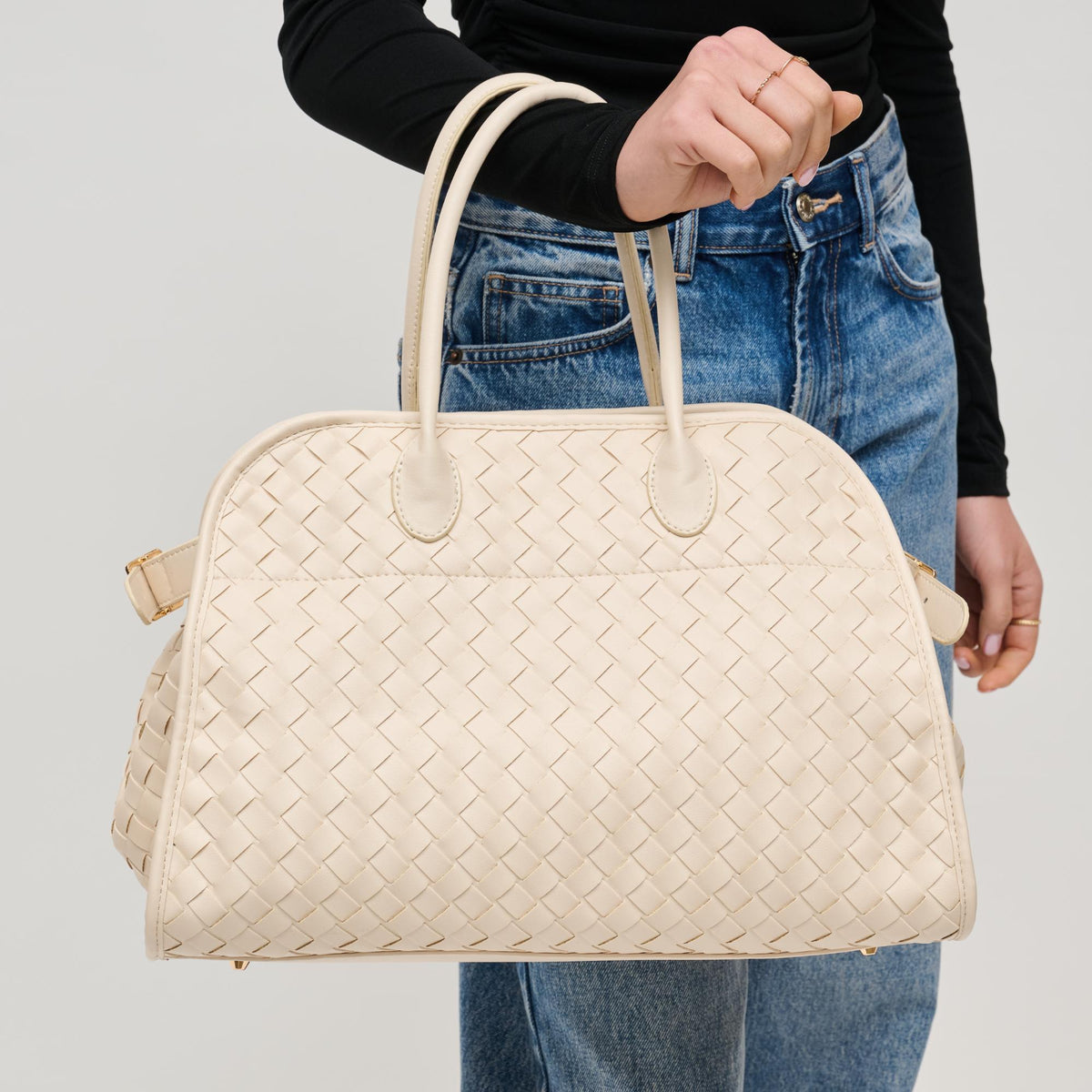 Woman wearing Ivory Urban Expressions Rhonda Tote 840611146144 View 4 | Ivory